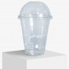 Tapa de cúpula en un vaso de plástico