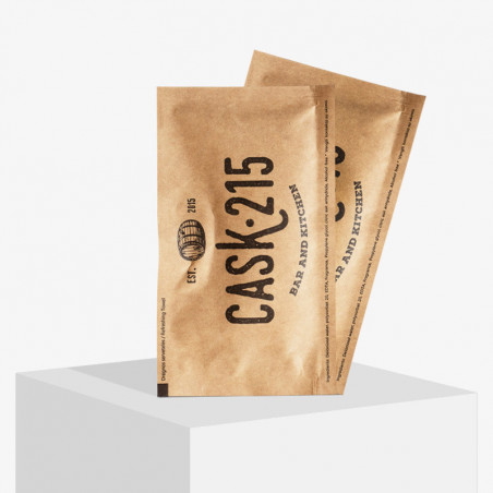 Lingettes humides avec surface kraft avec logo 'Cask 215'