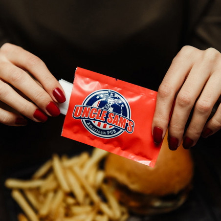 Lingettes humides personnalisées avec surface rouge avec logo 'Uncle Sam's - American PUB'