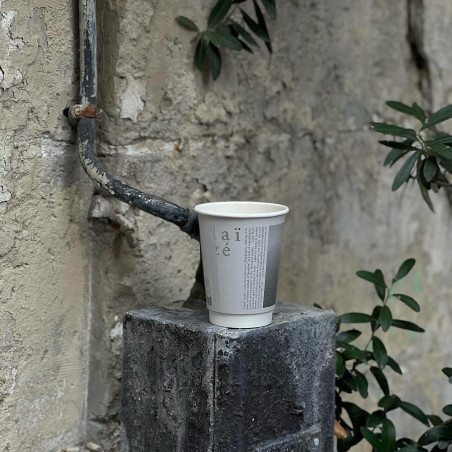 Bicchieri di carta con lamina a caldo