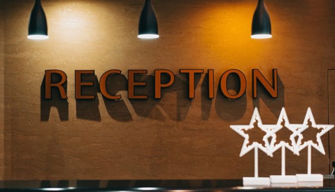 Wie funktioniert die Sternebewertung von Hotels | Limepack Hotel Wall with Hanging Lights