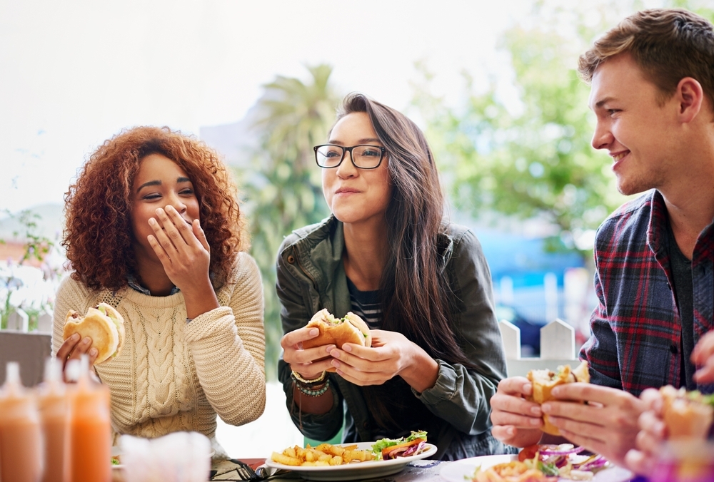 friends hanging out eating burger