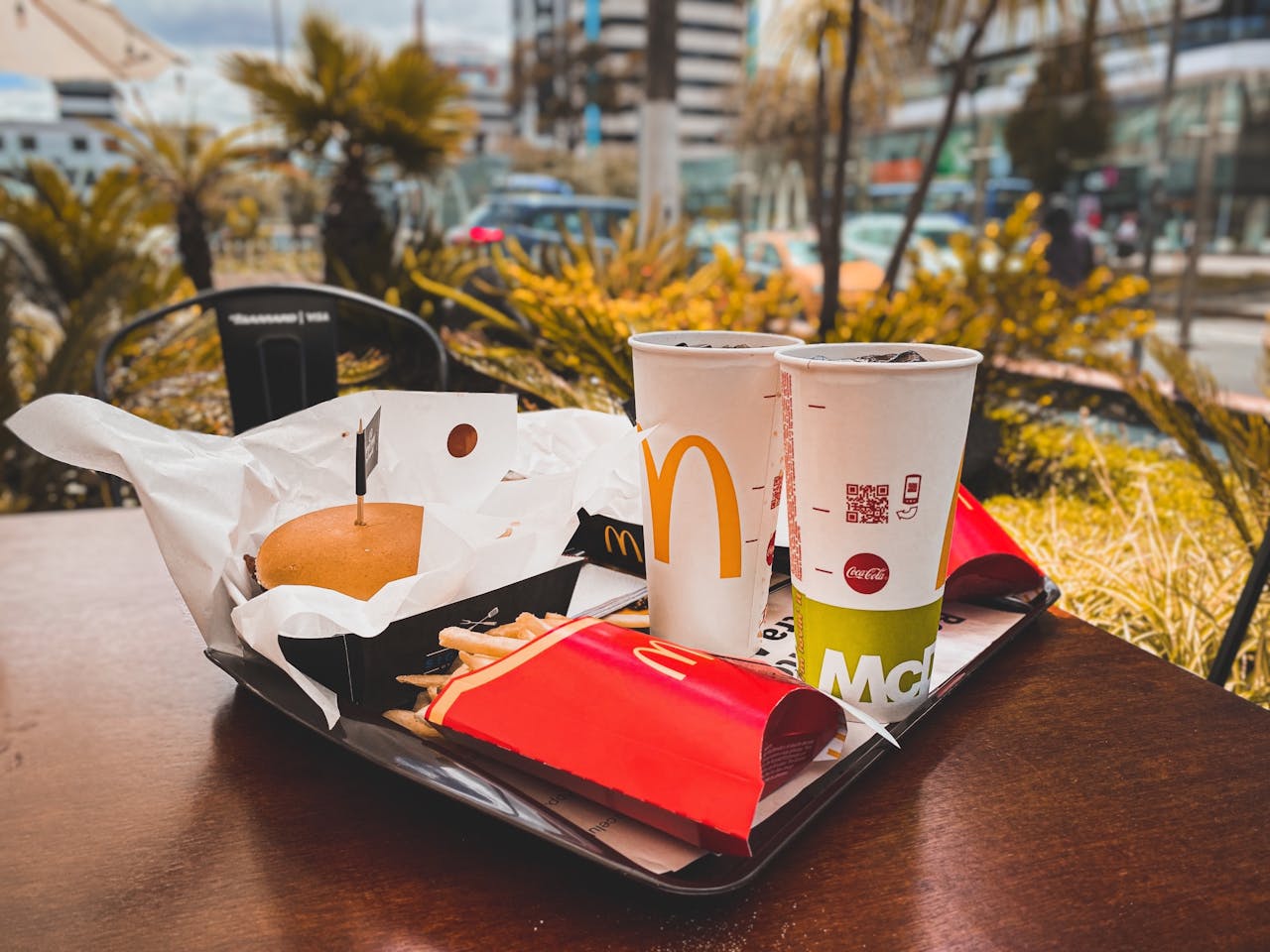 Make Your Burgers Instagrammable | Limepack Hamburger and Drinks on a Tray