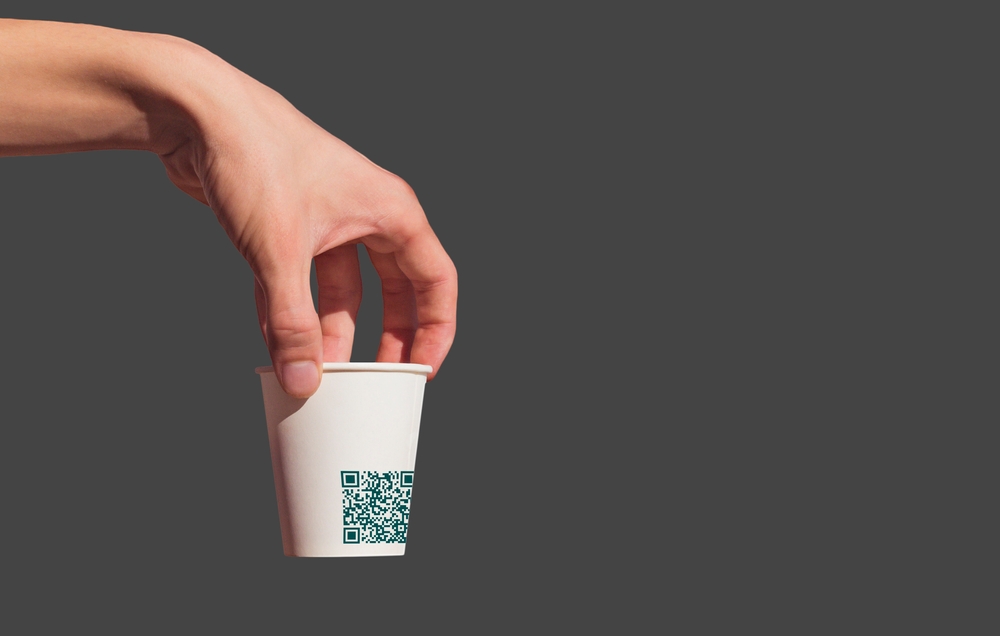 Geschäftsmarketing mit gebrandeten Pappbechern steigern | Limepack QR code printed on paper cup