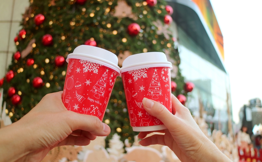 Storytelling mit Pappbechern zur Aufwertung deiner Marke | Limepack christmas theme paper cups