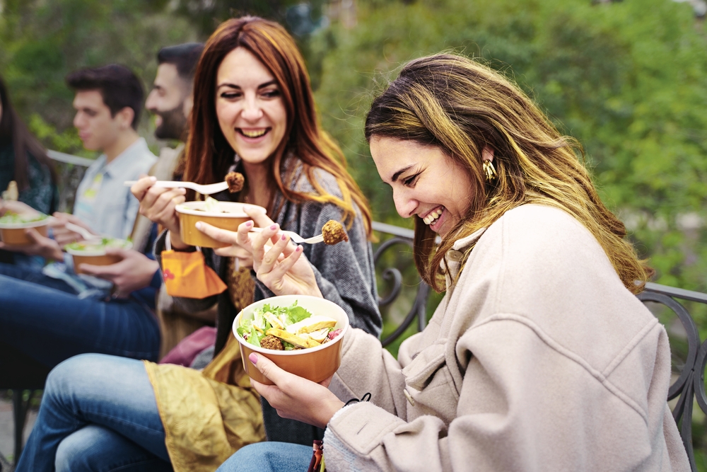 friends eating salads in plastic free takeaway packaging